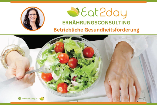 Fit im Job - BGF Betriebliche Gesundheitsförderung: Person isst Salat am Schreibtisch und Tippt an Tastatur.