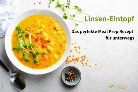 Eine Schüssel mit gelbem Linsen-Eintopf, garniert mit frischen Sprossen und Gemüsestückchen. Daneben liegen rote Linsen, eine kleine Schale mit Pfefferkörnern und ein Löffel. Rechts im Bild steht der Text ‚Linsen-Eintopf – Das perfekte Meal Prep Rezept für unterwegs‘.