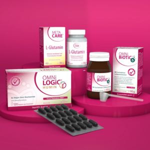 Vorteilspaket bestehend aus Verpackungen von OMNi LOGiC® Humin (schwarze Kapseln im Blister), META-CARE®L-Glutamin und OMNi BiOTiC® 6 Glas mit Pulver und kleinem Portionslöffel.