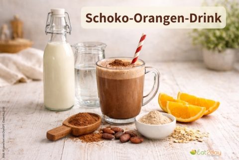 Schokoladen-Drink in Glas mit pflanzlichem Drink, Wasser, Kakao, Pulver, Haferflocken und Orangenspalten auf heller Holzfläche. Oben rechts steht der Titel „Schoko-Orangen-Drink“.