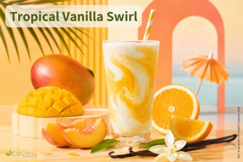 Tropical Vanilla Swirl: Tropischer Mango-Orangen-Vanille-Shake mit frischen Früchten und sommerlicher Dekoration.