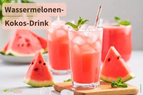 Mehrere Gläser mit rosafarbenem Getränk und Eiswürfeln, garniert mit Minzblättern, stehen auf einem Tisch. Daneben liegen Stücke von Wassermelone. Oben links steht der Titel „Wassermelonen-Kokos-Drink".